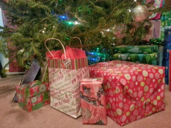presents-around-christmas-tree