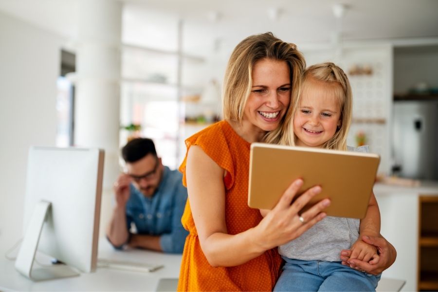 7 Tips for Parents Raising Kids in the Era of Technology