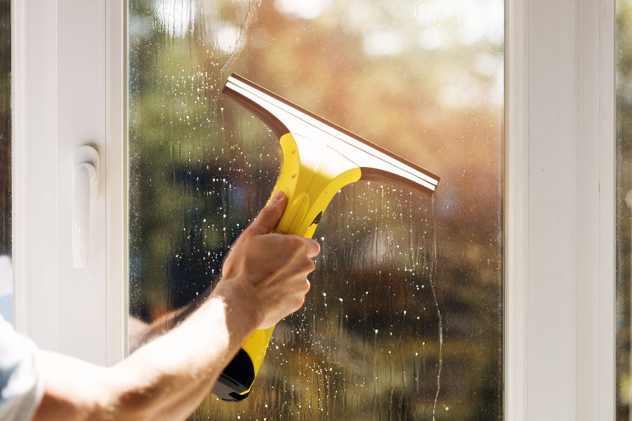 Tips for Thoroughly Washing the Windows of Your Home